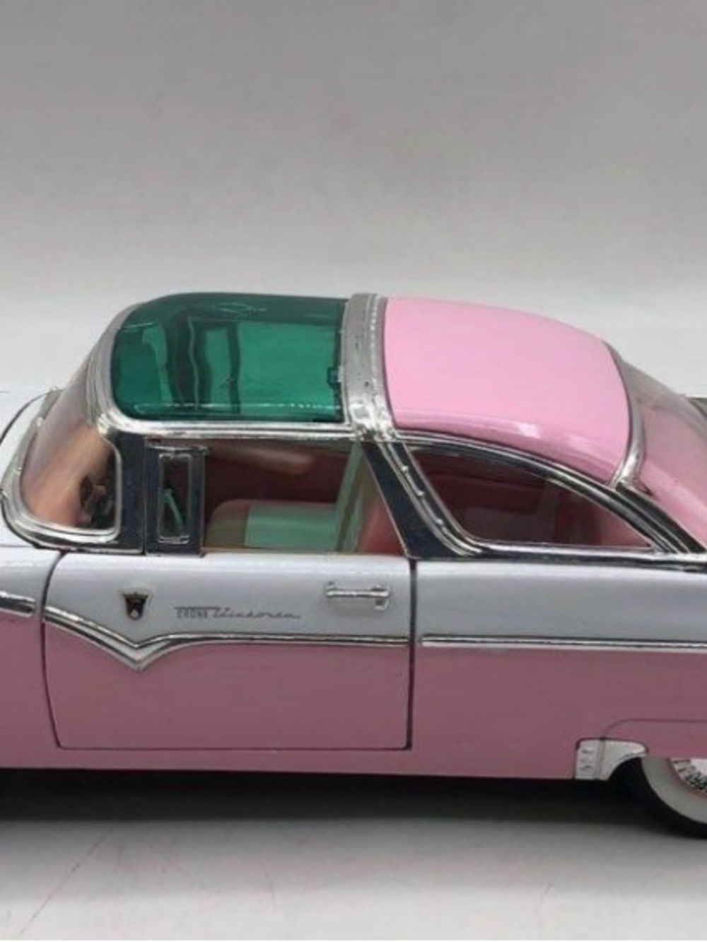 1955 Ford Fairlane Crown Victoria Road signature pink/ white diecast model car